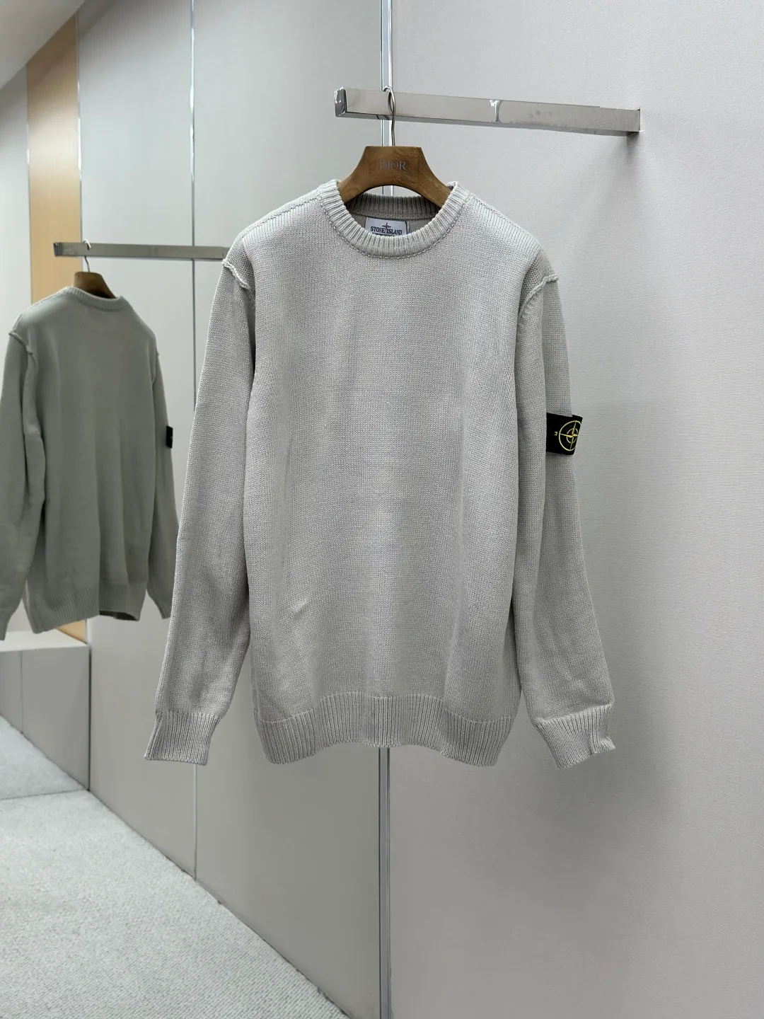 P420 Stonelsland Stone Island arm embroidered logo sweater Fabric: 30% wool, 50% cotton, 20% spandex.  Accessories: The arm embroidery logo is made of double-layer soft leather, with embroidery logo technology on the surface and embellishment with the brand logo. Comes with laser engraved metal buttons.  Process: garment washing-fixing color-fixing pattern-removing wool impurities.  This style is woven with a 7-needle imported machine, with knitted threads on the neck and hem, and embroidered logos on the arms to present the brand vision.  Accessories: Customized 1:1 washed trademark Accessories: Customized 1:1 embroidery label Accessories: Customized 1:1 lettering buttons Craftsmanship: S-M-L-XL Color: Black-Grey